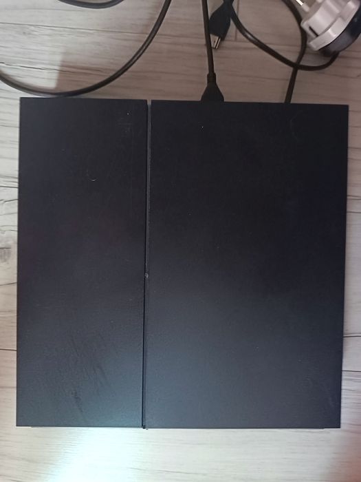 Ps4 z  dwoma padami i grami