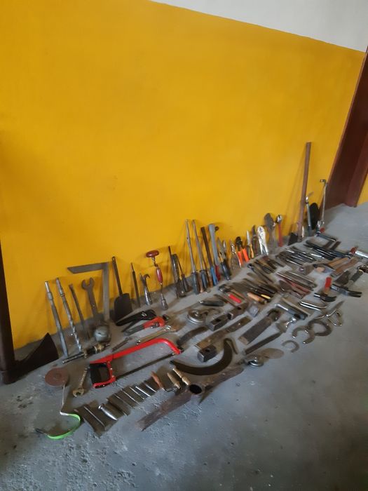 Varas ferramentas antigas