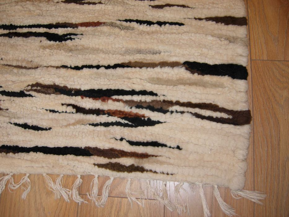 FUTRZAK- NARZUTA ze skór baranich.