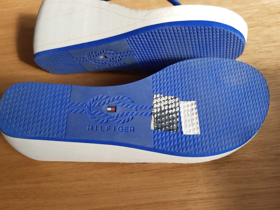 Tommy Hilfiger Klapki japonki na koturnie