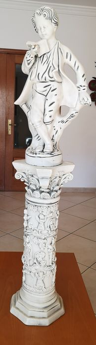 Coluna e estátua decorativas antigas