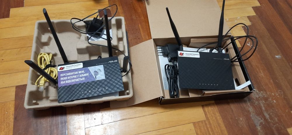 Більша валіза, куртка, костюм