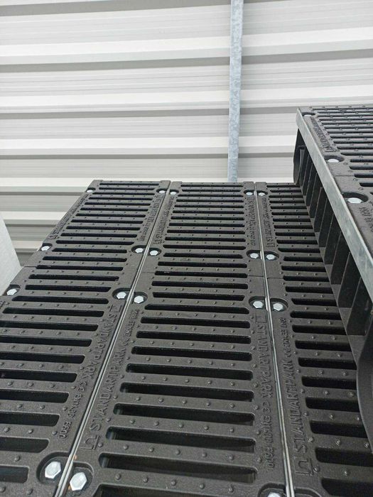 Лоток водовідведення. Пісковловлювач пластиковий з чавунною решіткою