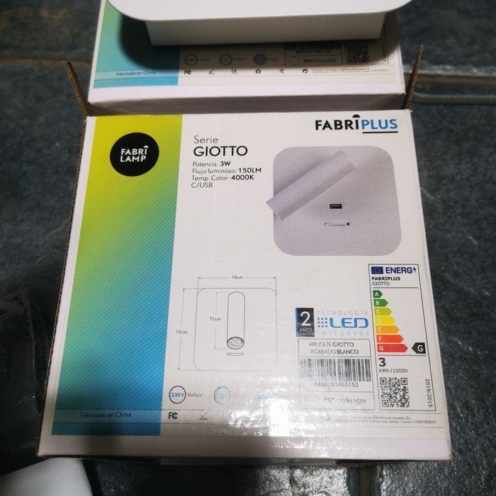 Lampa ścienna, Kinkiet LED z portem USB