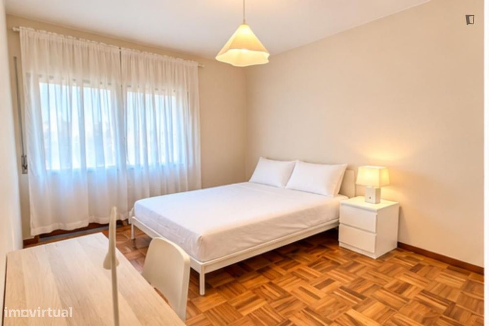 Quarto - localizado em Mafamude Porto