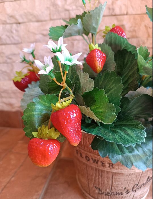 Штучні композиції з ягодами