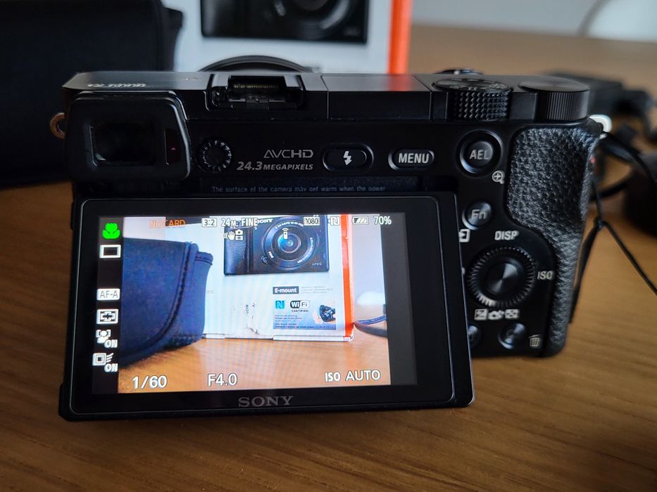 Sony a6000 com kit lens (3.5-5.6/PZ 16-50 OSS) e alguns acessórios