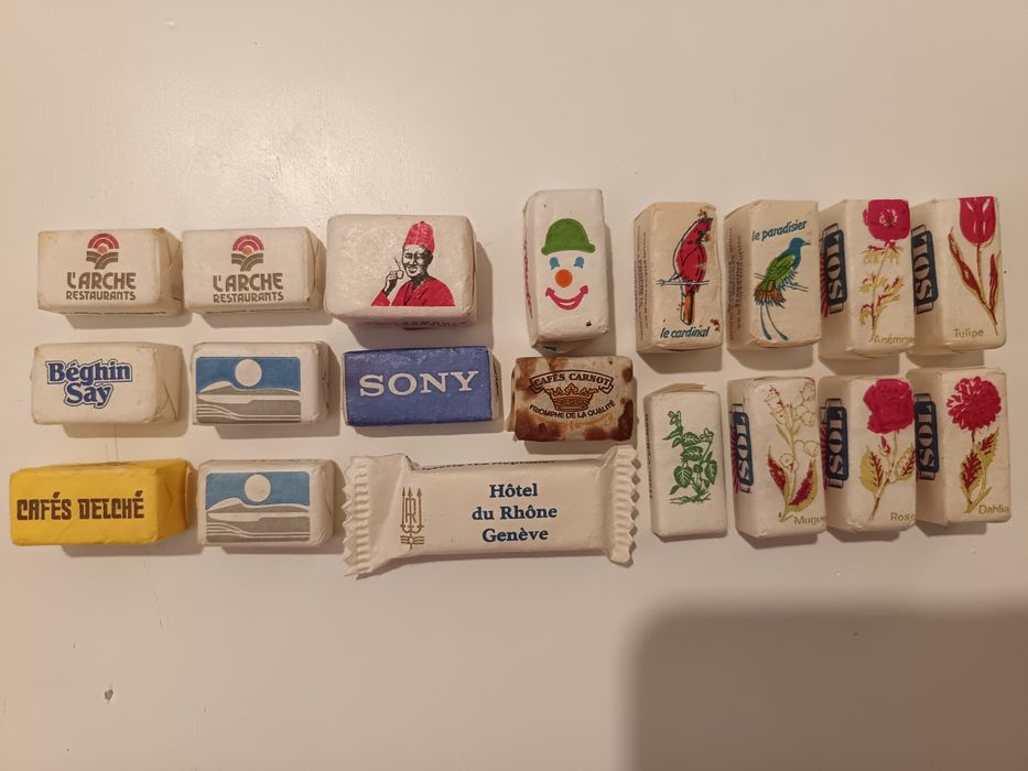 Cubos e pacotes de açúcar