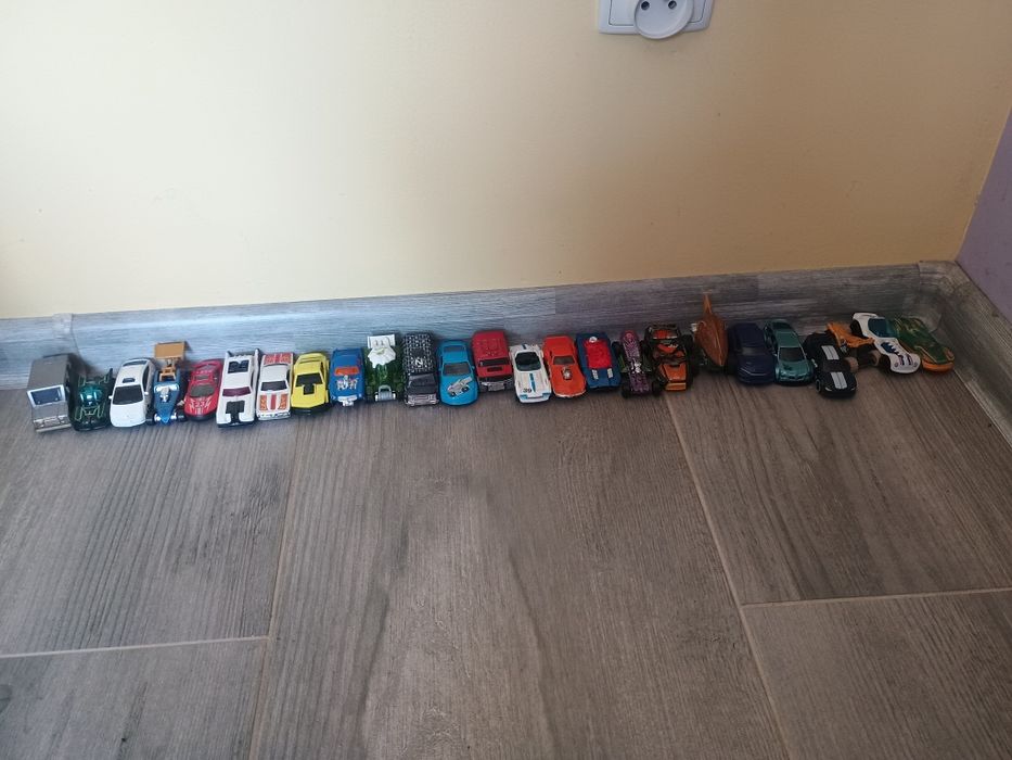 Hot wheels mega zestaw tory garaż pętle boostery samochody autka
