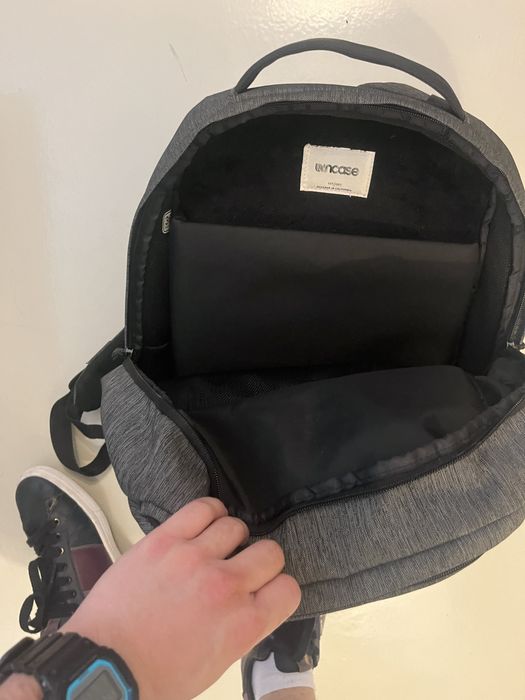 Mochila incase com compartimento para PC e bolso frontal