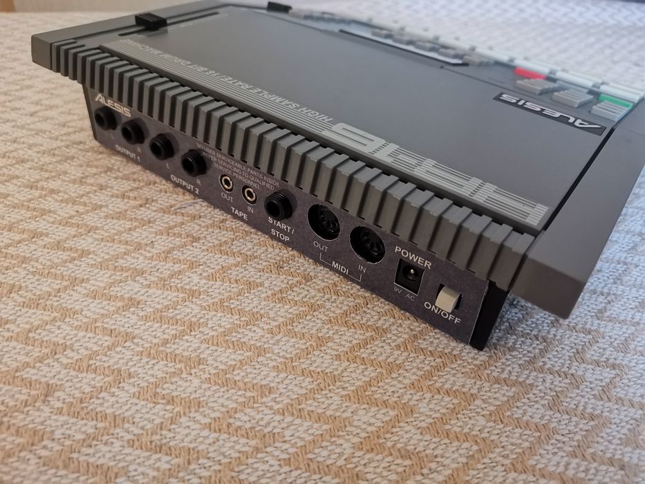 Alesis HR-16 ритм-машинка, драм-машинка