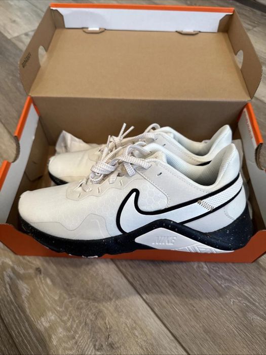 Nike Legend Essensial 2 CZ3668-100 розмір 38.5