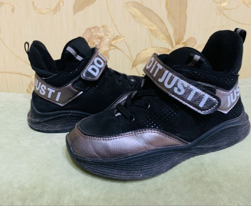 Фірмові кросівки для дівчинки 33 р. устілка 19 см.