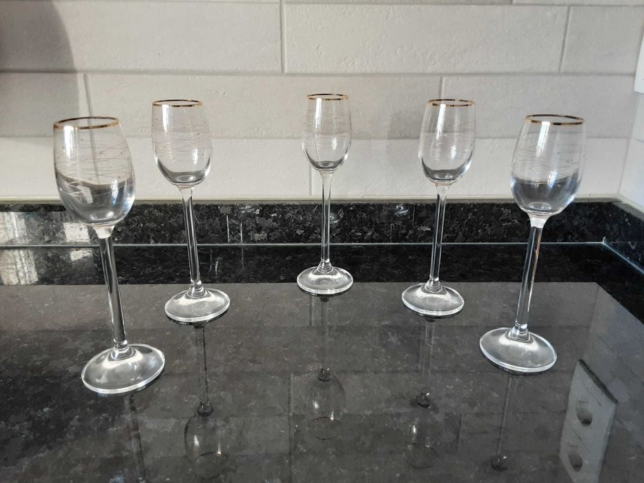 Conjunto de Garrafa e 5 Copos de Licor de Pé Alto