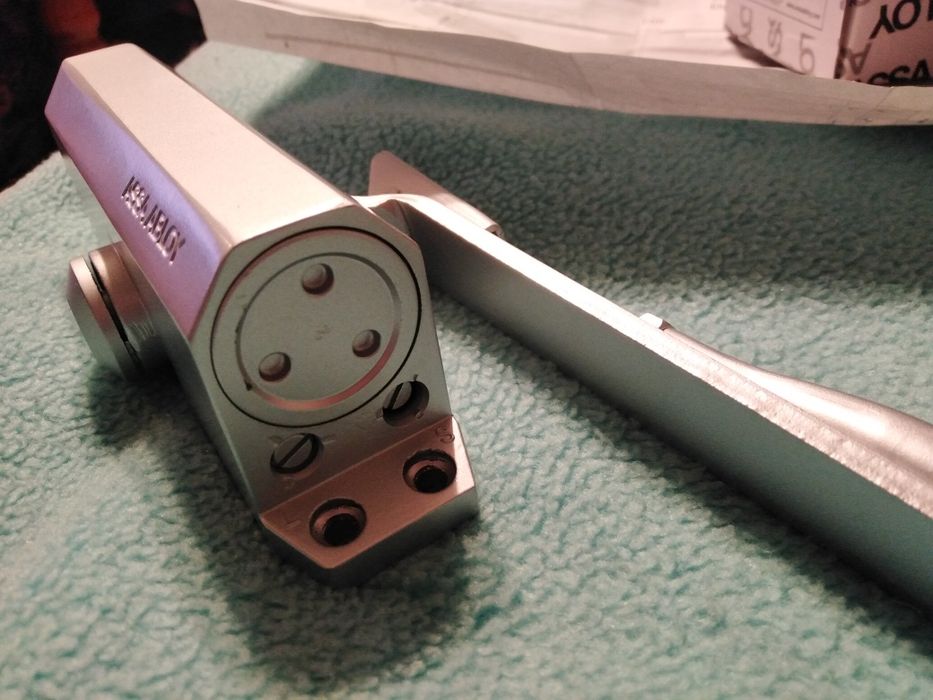 Samozamykacz drzwi srebrny Assa Abloy