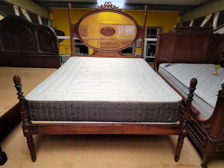 Cama antiga com cabeceira em palhinha mais estrado e colchão - Muito