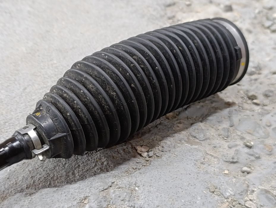 Рульова тяга взборі Tesla Model Y