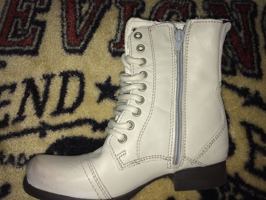 Lote de Botas em pele 27 ao 35.