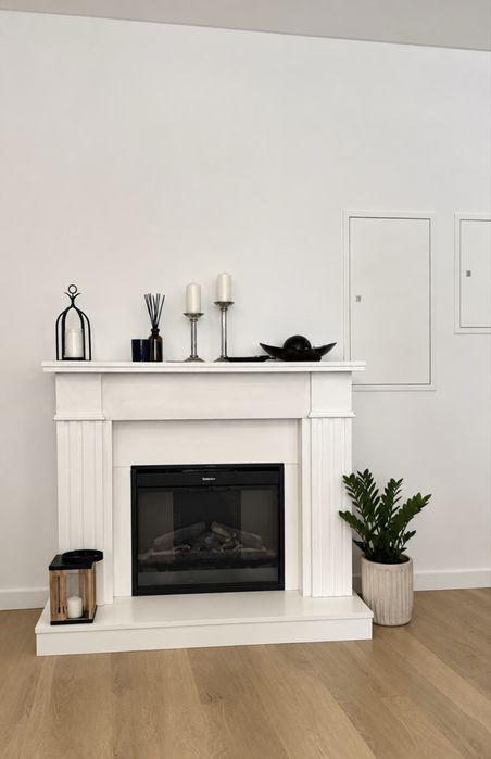 Lareira elétrica decorativa com moldura clássica branca