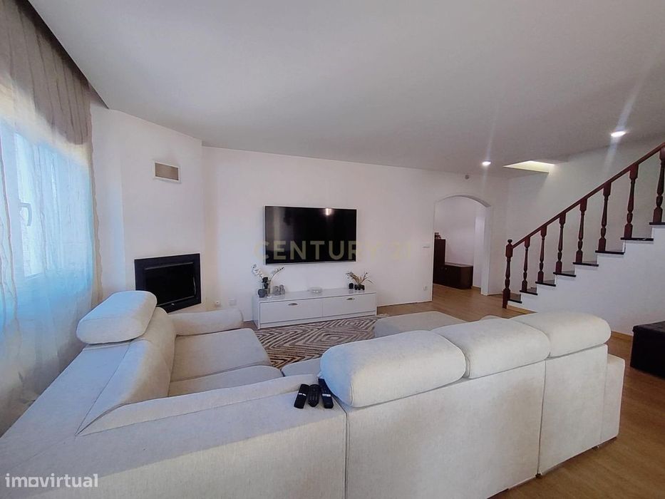 Moradia de três pisos e três frentes, em Touguinhó, Vila do Conde