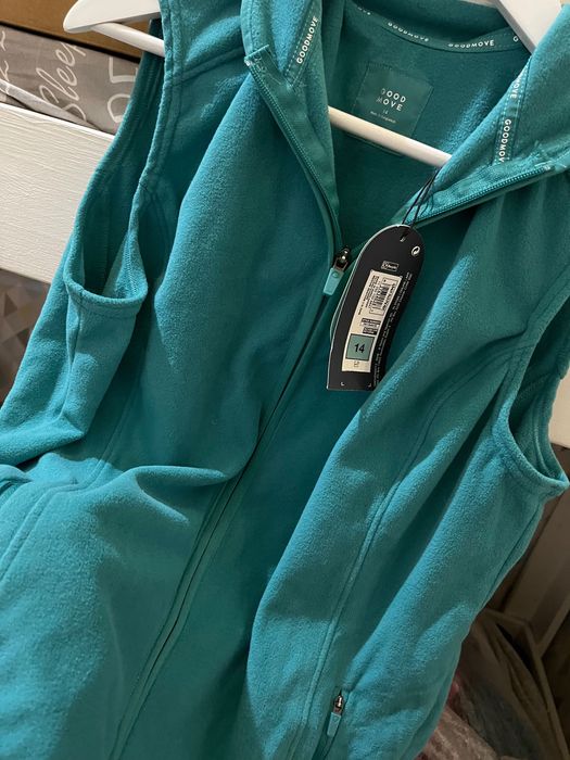 Новенька жіноча жилетка