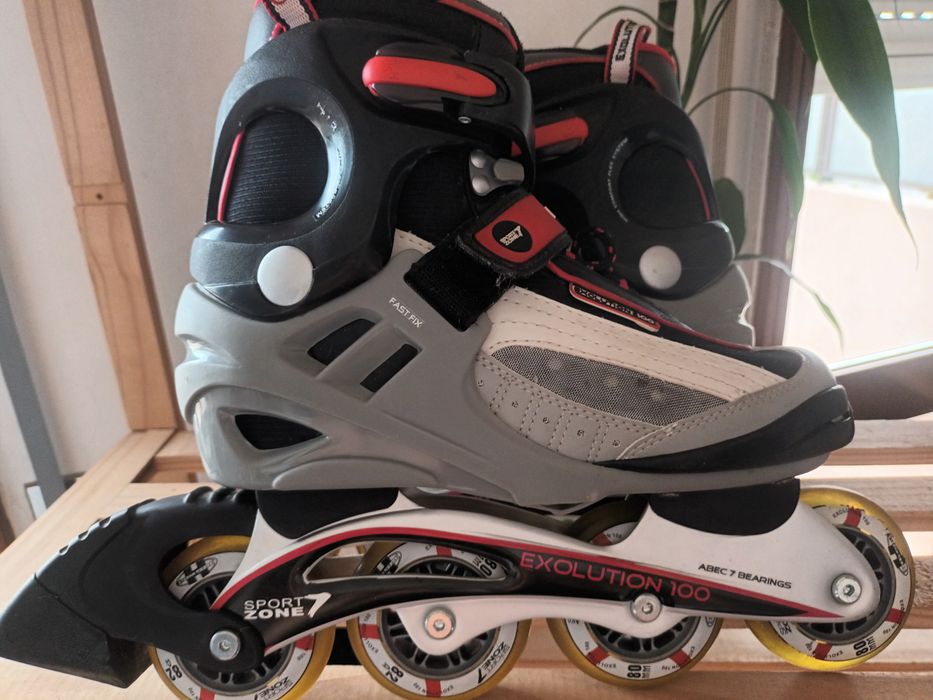 Patins em linha, joelheiras, cotoveleiras e pulsos