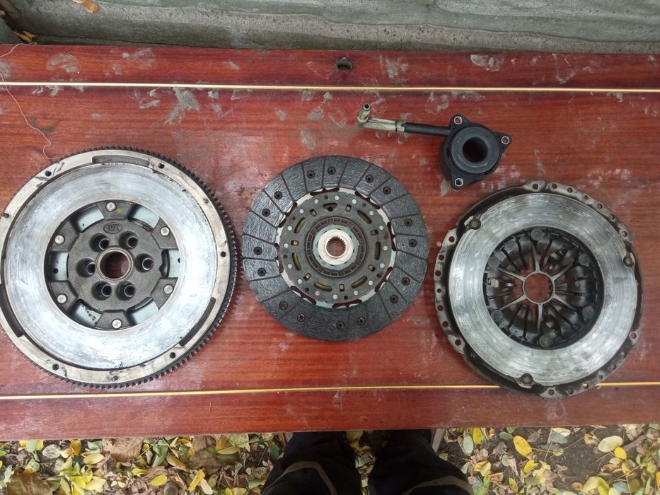 Двохмасовий маховик