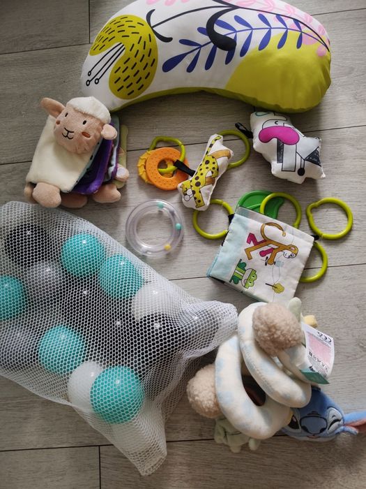 Mata edukacyjna Kinderkraft + książeczka i poduszka w prezent