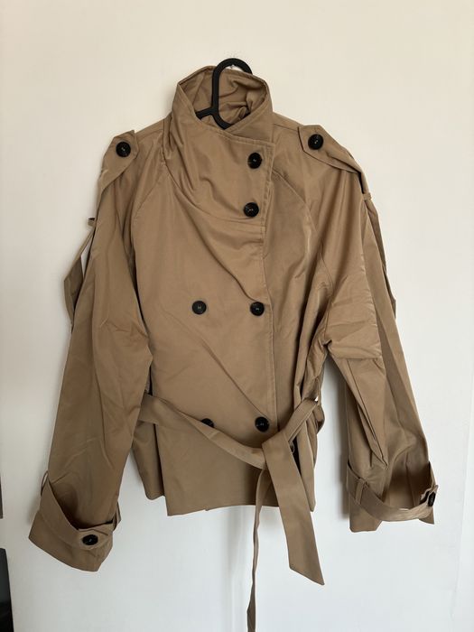 Krótki wiesenny trencz z paskiem i wysokim kołnierzem