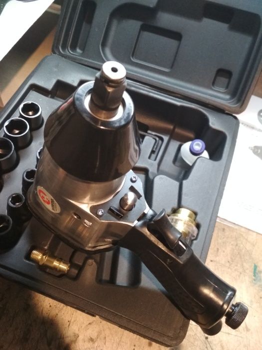 Гайковерт, пневмогайковерт в кейсі +голови 1/2 345Нм  Інтертул PT-1101