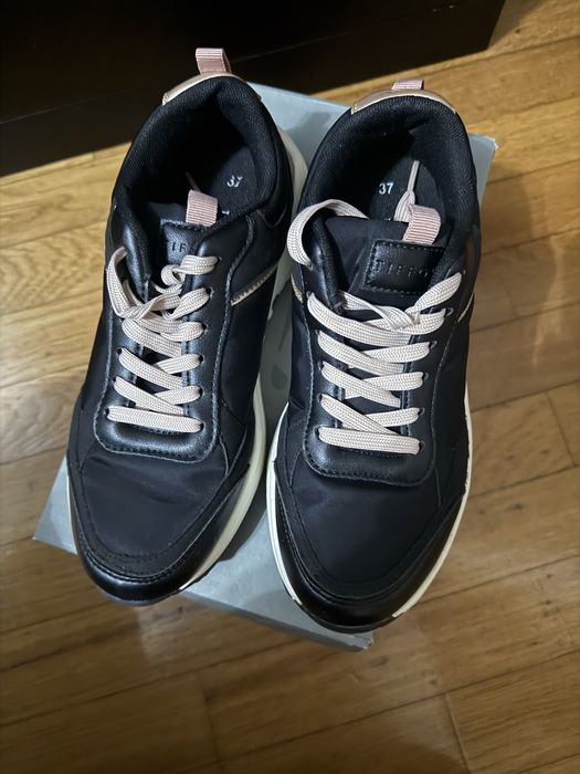 Sapatilhas pretas da marca Tiffosi