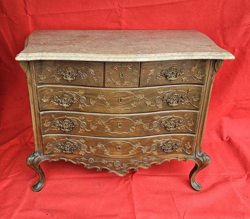 Cómoda antiga de madeira trabalhada e tampo em pedra