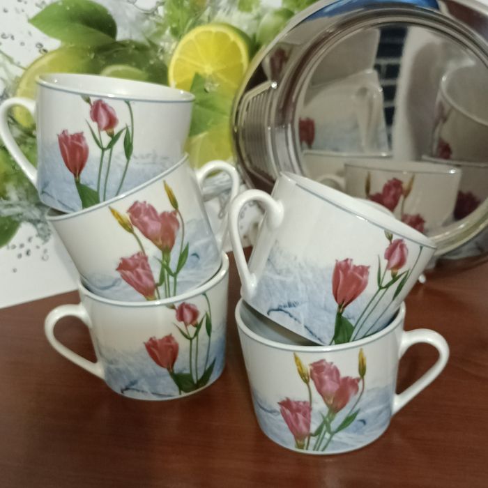 Filiżanki porcelanowe na kawę lub herbatę.