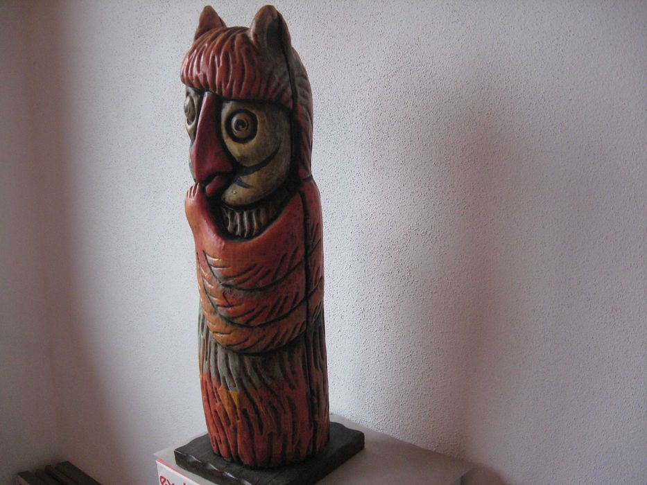 Mocho  esculpido  en Madeira  para guardar Garrafa