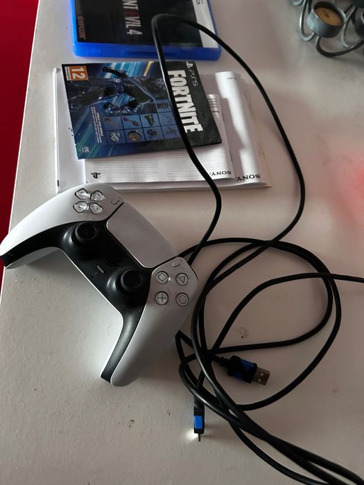 Playstation 5 edição padrão com leitor de disco, pouco usado.