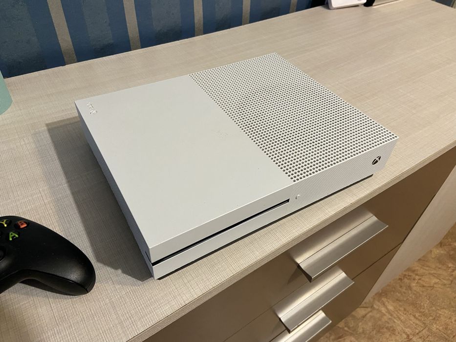 Продам Xbox one s 1tb