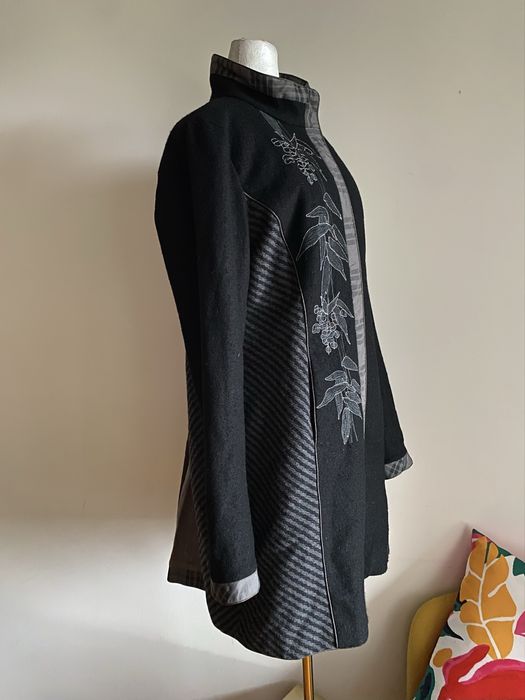 Czarny wełniany płaszcz haftowany zdoobiony artystyczny