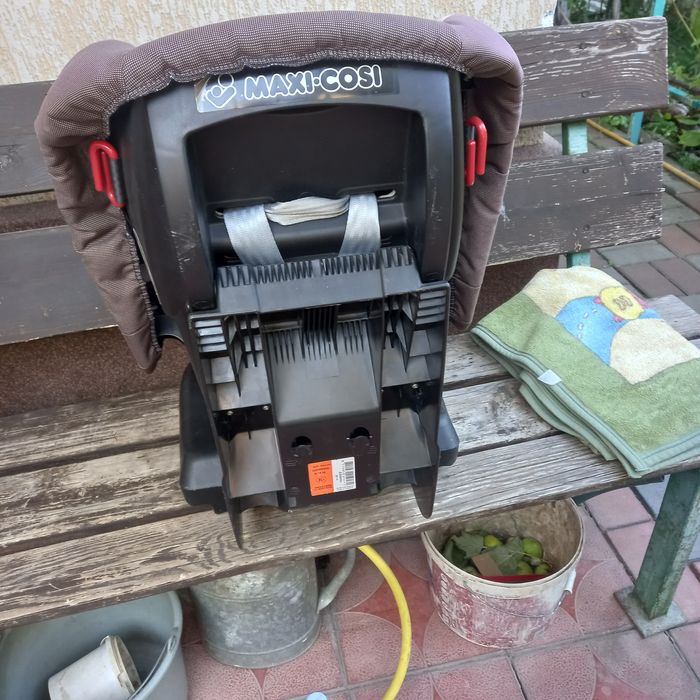 Дитяче автомобільне крісло.