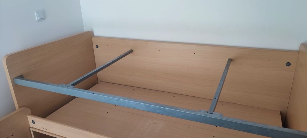 Cama dupla de solteiro (beliche) com muita arrumação