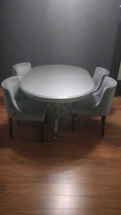 Mesa e móvel de sala