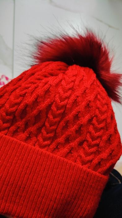 Czerwona czapka jak nowa