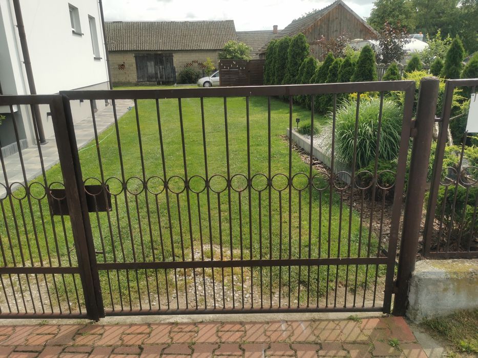 Brama wjazdowa dwuskrzydłowa z furtka