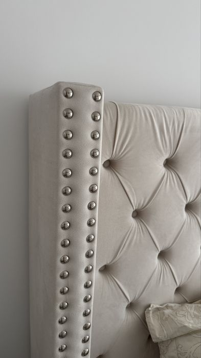 Cama veludo com colchão novo e cómodas
