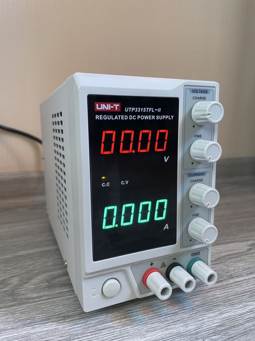 Лабораторний блок живлення UNI-T
