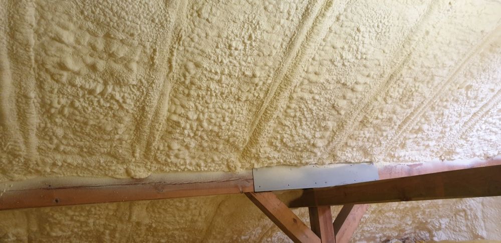 Ocieplanie dachów poddasza pianą poliuretanową pur izolacja natryskowa