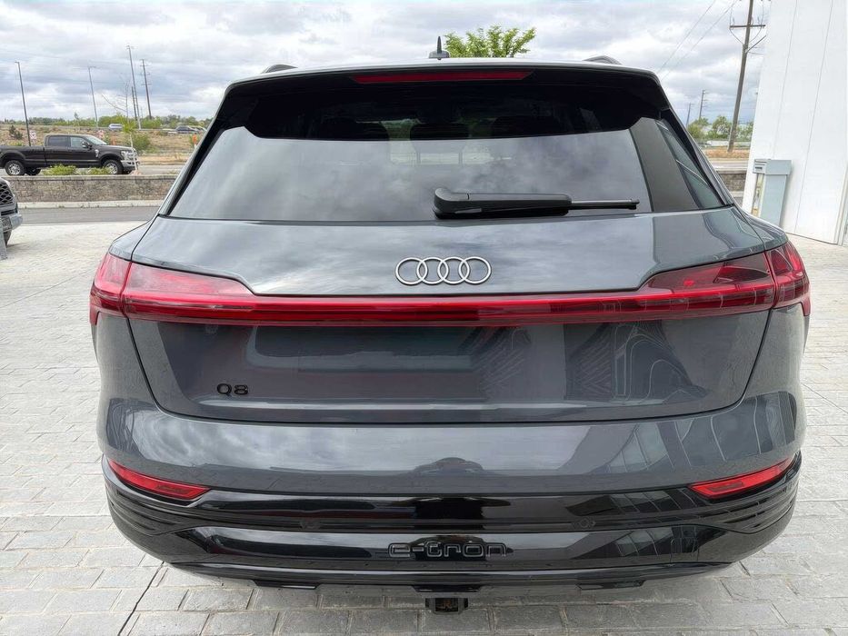 Audi Q8 E-Tron      2024