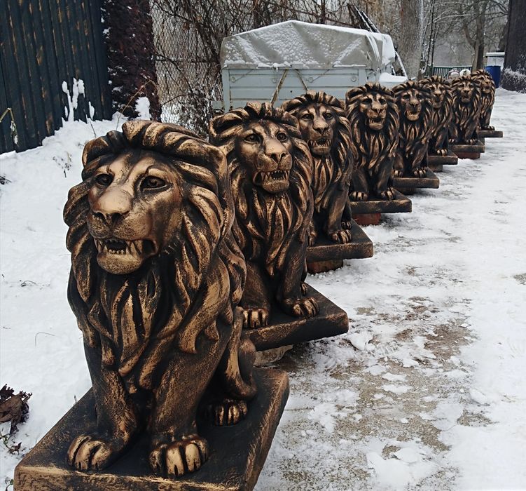 Скульптура фігура лева із бетону