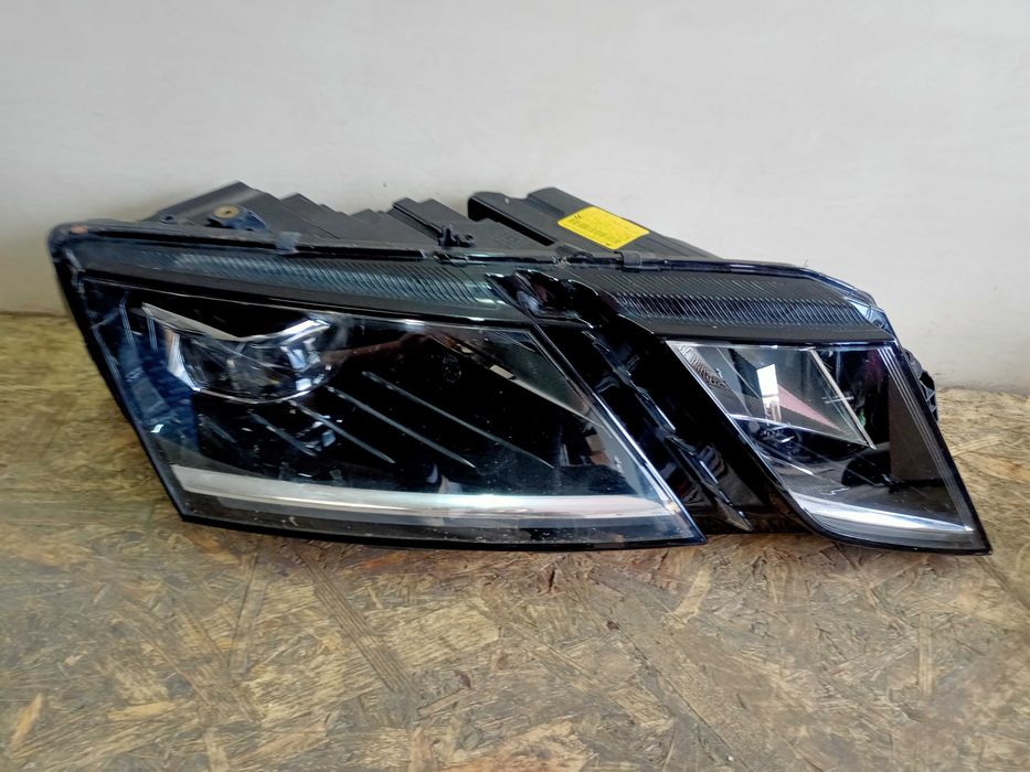 Skoda Octavia 3 lift Lampa prawa prawy przód led 5E1 uszkodzona
