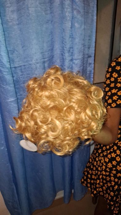 Peruca cacheadas curtas