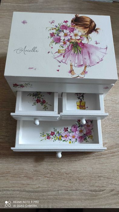 szkatułka z szufladkami i lusterkiem